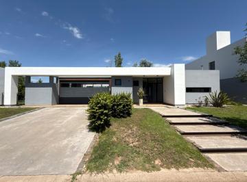 Casa · 300m² · 8 Ambientes · 2 Cocheras · Casa en Venta en Fincas del Sur II, 4 Dorm., Pileta