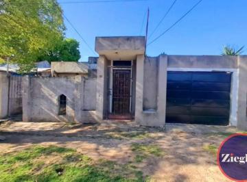 Casa de 4 ambientes, Malvinas Argentinas · Casa en Venta C/ Cochera en Grand Bourg