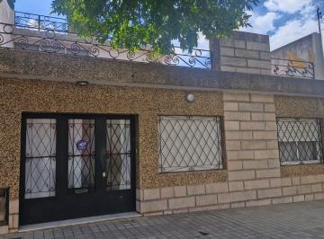 Casa · 207m² · 8 Ambientes · 1 Cochera · Amplia Casa de Tres Dorm. y Tres Pisos en General Paz