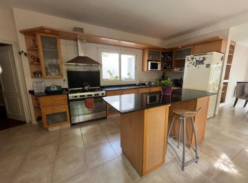 Casa · 468m² · 3 Dormitorios · 2 Cocheras · Casa a La Venta en Urca 3 Dorm., Pileta Impecable