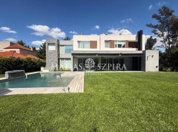 Casa · 300m² · 6 Ambientes · 2 Cocheras · Casa en Venta en Country La Cesarina, General Rodriguez