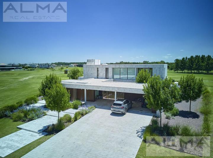 Casa · 292m² · 5 Ambientes · 2 Cocheras