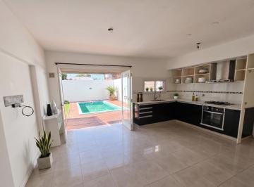 Casa · 173m² · 3 Dormitorios · 3 Cocheras · Casa en Los Hornos