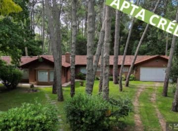 Casa de 4 ambientes, Cariló · Casa con 2690 m² en Venta con 3 Dorm. en Cariló