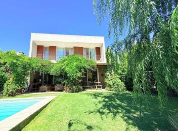 Casa · 219m² · 5 Ambientes · Casa Chalet en Venta en Barrancas de Santa Maria, General Pacheco, Tigre
