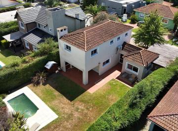 Casa · 116m² · 5 Ambientes · 1 Cochera · Casa en Lote Central con Pileta - Jardines de Escobar