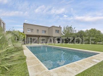 Casa · 216m² · 6 Ambientes · 2 Cocheras · Casa en Venta en Las Liebres 3 Dorm., Barrio con Amenities