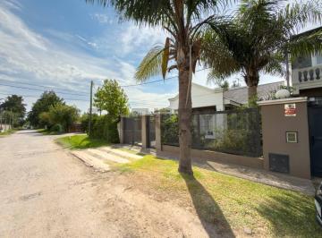 Casa · 130m² · 4 Ambientes · 1 Cochera · Casas en Venta en Villa Castells, Gonnet