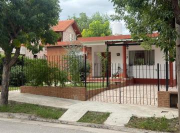 Casa · 140m² · 3 Ambientes · 1 Cochera · Chalet en Mina Clavero en Barrio Solares de Villanueva