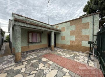 Casa · 90m² · 3 Ambientes · 1 Cochera · Casa en Venta en Villa Tesei 3 Ambientes con Garaje y Jardin
