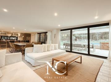 Casa · 201m² · 5 Ambientes · 1 Cochera · Casa en Venta en Costa Esmeralda con Fondo Libre y Piscina