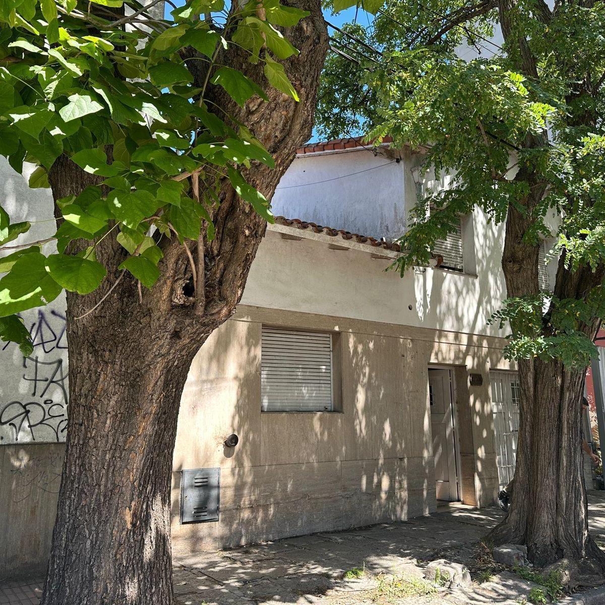 Sobre lote de 300 metros cuadrados encontramos esta propiedad apta desarrollo horizontal. La misma cuenta con 270 metros construidos. En el frente cuenta con una casa 4 ambientes, estilo chorizo, con 3 dormitorios, cocina, baño completo y garage cubierto para un auto. En planta alta cuenta con departamento independiente de 3 ambientes. En el fondo funcionaba una pensión con numerosas habitaciones.