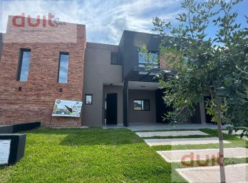 Casa · 165m² · 5 Ambientes · 2 Cocheras · Se Vende Excelente Duplex Construido con Materiales de Primera Categoría en San Ignacio Village!
