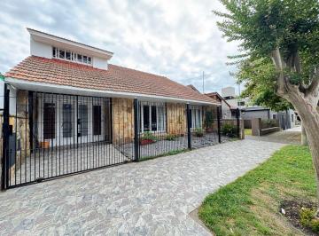 Casa · 180m² · 5 Ambientes · 1 Cochera · Casa 5 Ambientes La Perla
