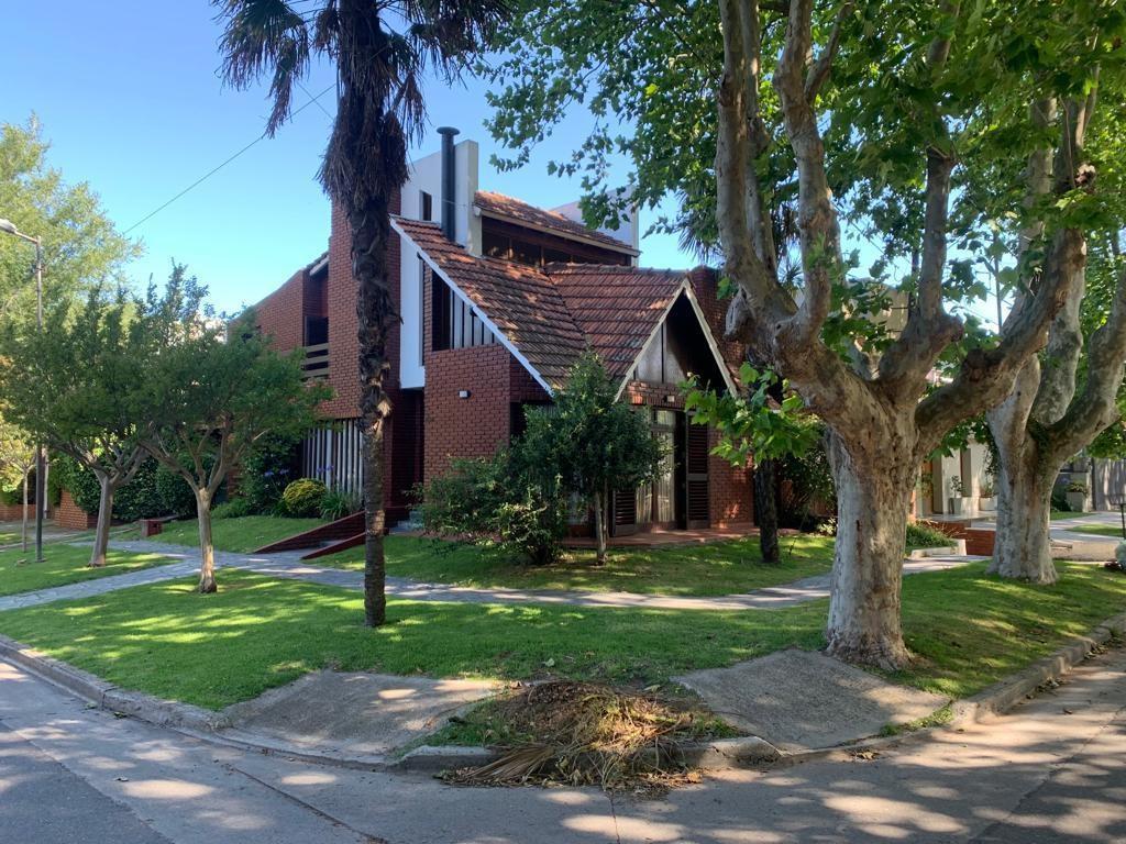 Casa 4 dorm, 180m² con pileta y garage — Sta. Mónica