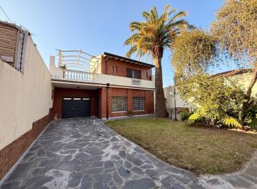 Casa · 190m² · 5 Ambientes · 2 Cocheras · Chalet Lomas de Zamora