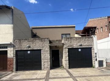 Casa · 190m² · 5 Ambientes · 2 Cocheras · Casa en Venta - 4 Dorm. 4 Baños - Lanús