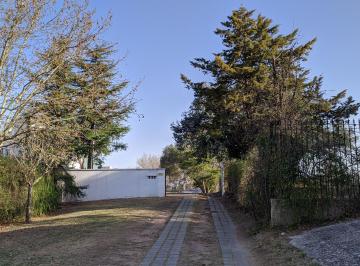 Ingreso por calle semi-privada · Terreno de Categoría en Villa del Lago