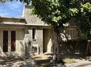 Casa · 120m² · 5 Ambientes · 1 Cochera · Casa a Refaccionar en Barrio 9 de Julio - Buena Base Constructiva