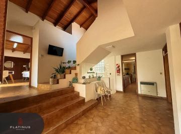 Casa · 303m² · 7 Ambientes · 4 Cocheras · Casa en Venta de 5 Dorm., Apto Crédito - Barrio Jardín