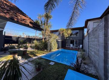 Casa · 81m² · 2 Ambientes · 2 Cocheras · PH Sin Expensas con Jardin y Pileta - Doble Cochera - Luminoso y Moderno