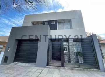 Casa · 250m² · 6 Ambientes · 1 Cochera · Venta de Casa de 5 Ambientes en Ituzaingo Norte - Permuta