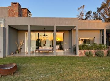Campo · 340m² · 4 Ambientes · Venta Casa de 340 m². Terreno de 2 Has Sobre Laguna! Chacras del Paraná. Seguridad 24 Hs.