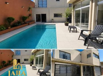 Casa · 320m² · 5 Ambientes · 1 Cochera · Venta Casa Quilmes Quincho Piscina Climatizada