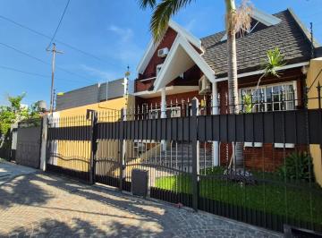 Casa · 200m² · 5 Ambientes · 2 Cocheras · Excelente Casa en Villa Madero con Pileta *primera Categoria*