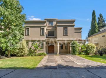 Casa · 275m² · 7 Ambientes · 5 Cocheras · Casa a La Venta en Lote Central en La Martinica
