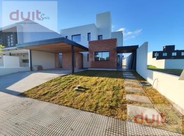 Casa · 238m² · 8 Ambientes · 2 Cocheras · En Campo Chico Espectacular Casa en Venta de 240 m² Cubiertos! Dorm en Pb!