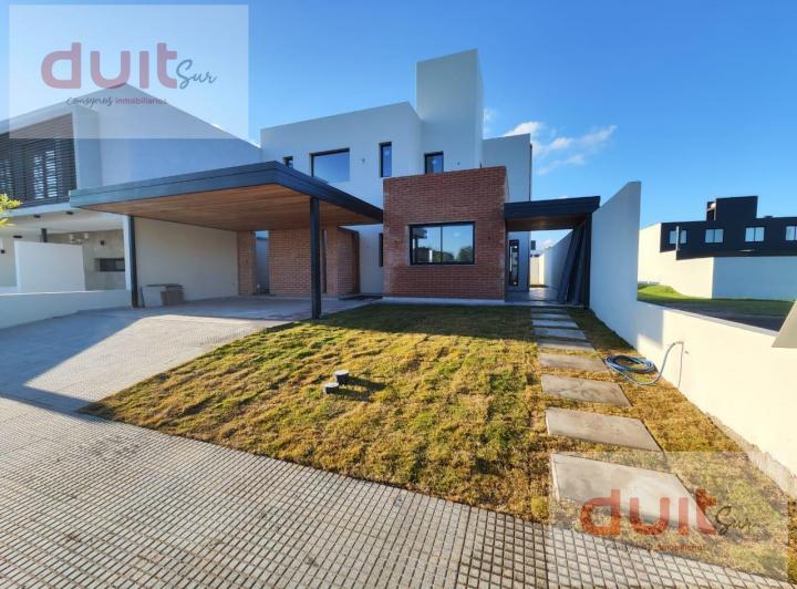 Casa · 238m² · 8 Ambientes · 2 Cocheras