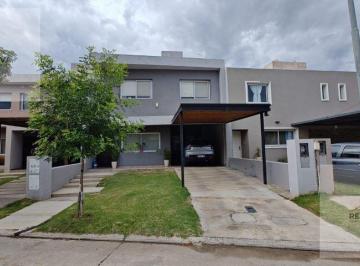 Casa · 200m² · 6 Ambientes · 2 Cocheras · Dúplex de Excelente Categoría en El Corazón de Altos de Manantiales!