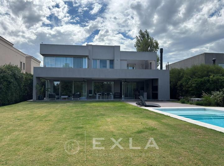 Casa · 375m²