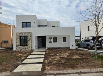 Casa · 140m² · 4 Ambientes · 2 Cocheras · Venta Casa en San Pablo Lote Central - Fondo a Espacio Verde.