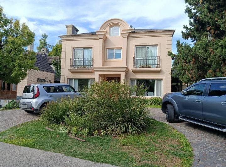 Casa · 300m² · 6 Ambientes