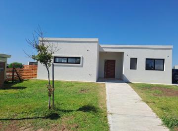 Casa · 150m² · 5 Ambientes · 3 Cocheras · Casa Chalet en Venta en Santa Elisa, Pilar del Este, Pilar