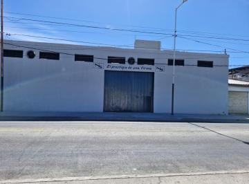 Bodega-Galpón · 830m² · 3 Dormitorios · Galpon en Alquiler de 760 m² en P. B. con Salida a 2 Calles, Mas Casa de 4 Ambientes en P. A. de 70 m²