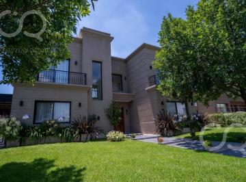 Casa · 270m² · 6 Ambientes · 3 Cocheras · Venta Apto Crédito San Sebastián Área 10