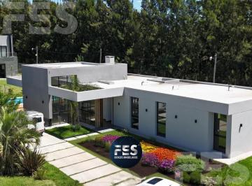 Casa · 220m² · 4 Ambientes · 2 Cocheras · Casa en Venta en Lagos de Canning