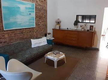 Casa · 101m² · 4 Ambientes · 1 Cochera · Venta - Casa 2 Dorm. - Jardin Arbolado - Impecable
