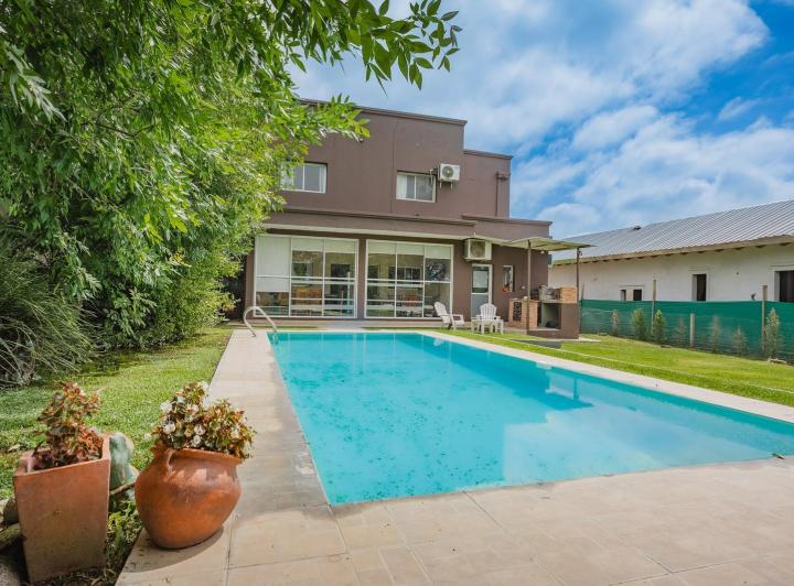 Casa · 318m² · 5 Ambientes · 2 Cocheras