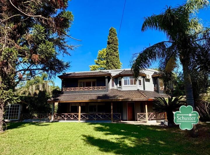 Casa · 200m² · 5 Ambientes · 2 Cocheras