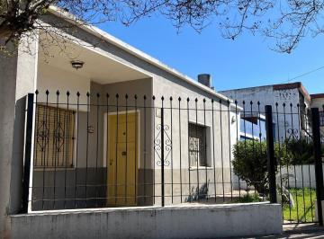 Casa de 5 ambientes, Córdoba · Venta Casa Esquina, 270 m², B° Zumarán, Excelente Ubicación - Todos Los Servicios Activos
