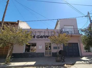 Casa · 290m² · 6 Ambientes · 1 Cochera · Venta de Casa Mas Local Comercial en Villa Regina