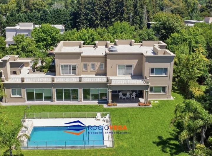 Casa · 555m² · 8 Ambientes · 3 Cocheras