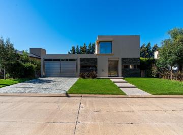 Casa · 400m² · 3 Dormitorios · 2 Cocheras · Casa en Barrio Privado San Sebastian