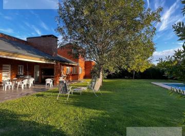 Casa · 275m² · 6 Ambientes · 2 Cocheras · Casa de 3 Dorm. - Venta