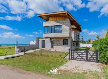 Casa · 190m² · 4 Ambientes · Residencia de Diseño en El Entorno de Los Acantilados