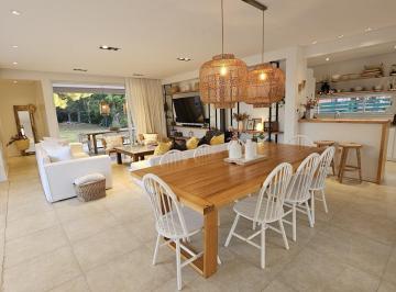 Casa · 160m² · 4 Ambientes · 3 Cocheras · Casa en Costa Esmeralda, Barrio Ecuestre Alquiler Temporario Para 6/8 Personas